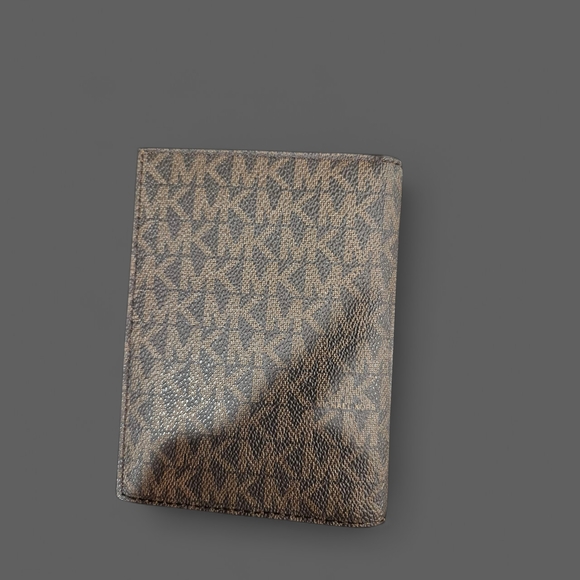 Michael Kors Passport Signature Brown Bi-Fold Card Holder - Picture 3 of 4